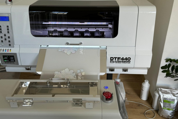 DTF potisk na firemní a pracovní oblečení